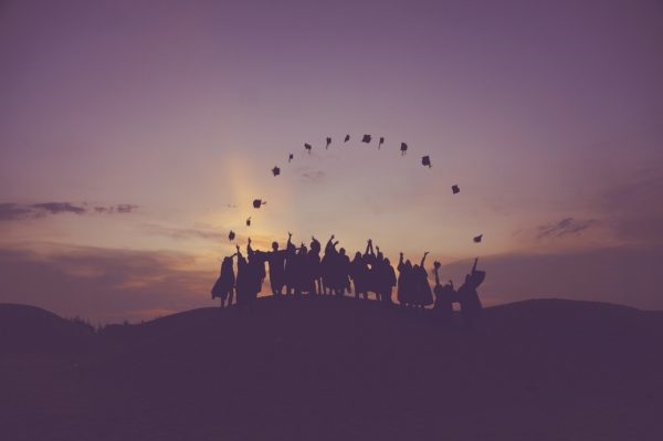 How Recent Grads Should Handle Their Social Media | DeviceDaily.com