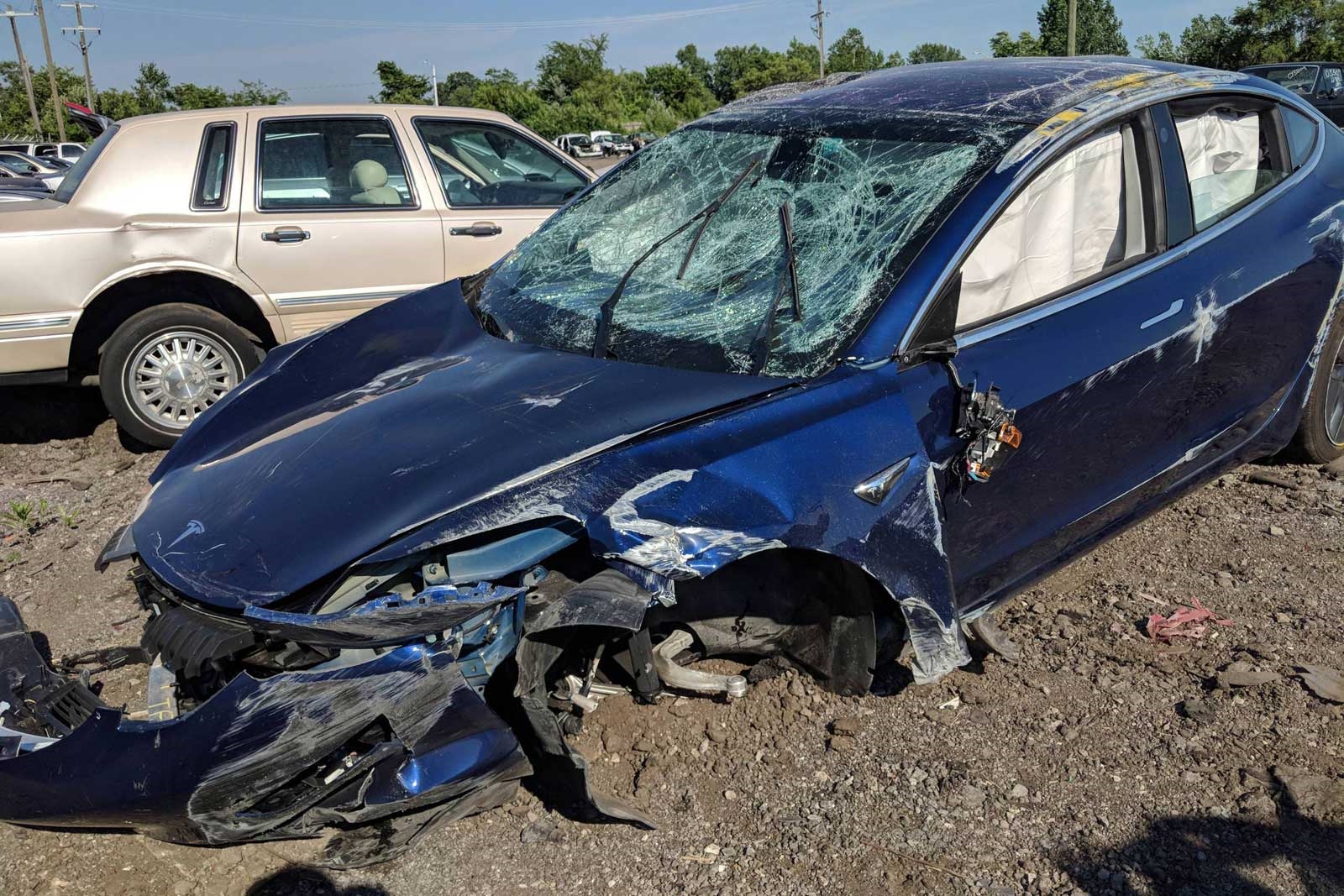 Tesla Model 3 rollover crash shows its real-world safety | DeviceDaily.com