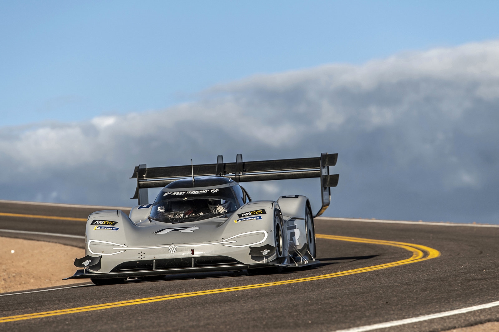 VW electric racer smashes Pikes Peak's overall record | DeviceDaily.com