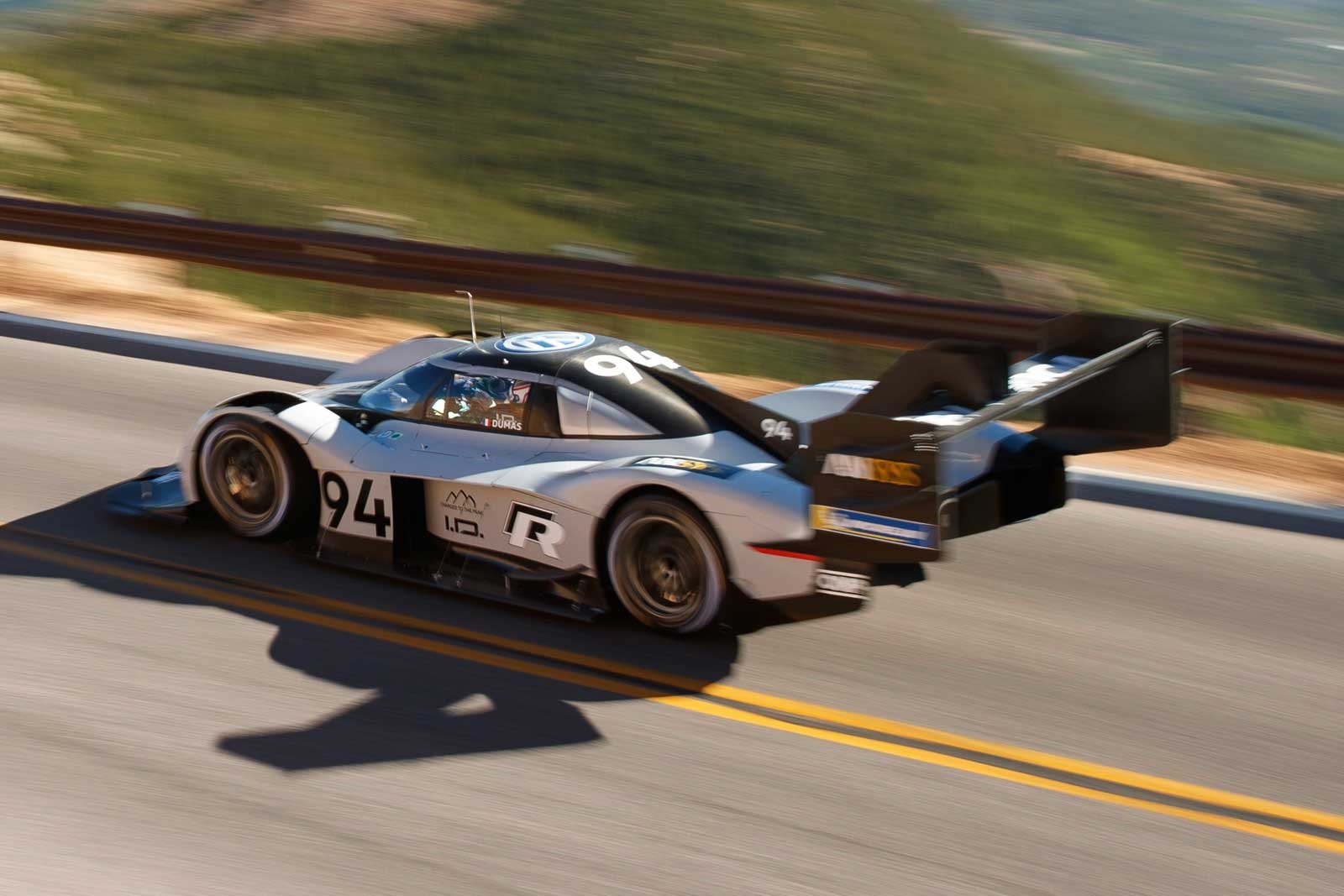 Watch VW's electric racer destroy the Pikes Peak record | DeviceDaily.com