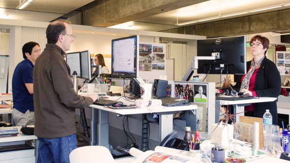 Your coworker with the annoying sit-stand desk may be onto something | DeviceDaily.com Your coworker with the annoying sit-stand desk may be onto something | DeviceDaily.com