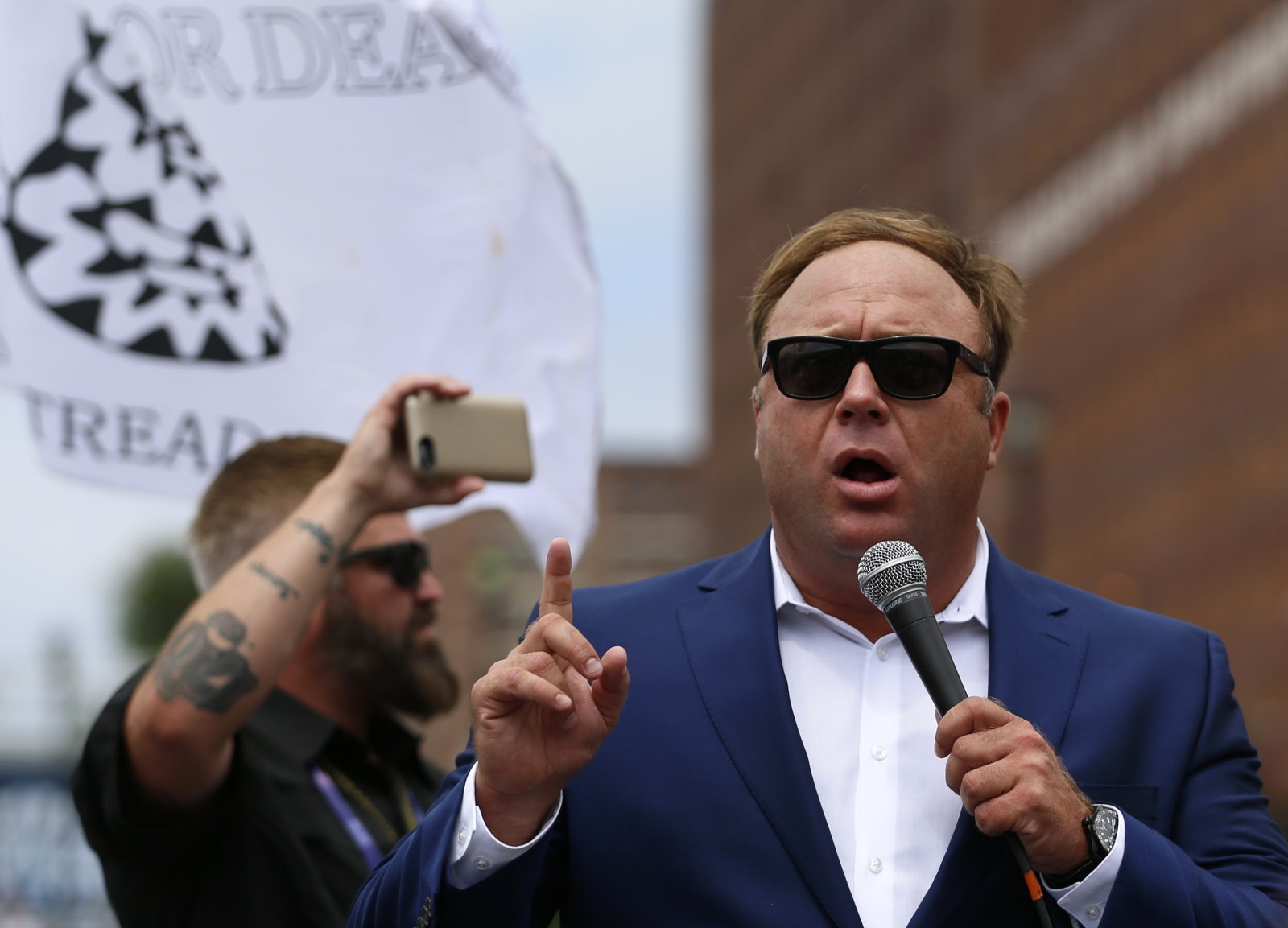 The internet’s slow turn against Alex Jones and InfoWars | DeviceDaily.com