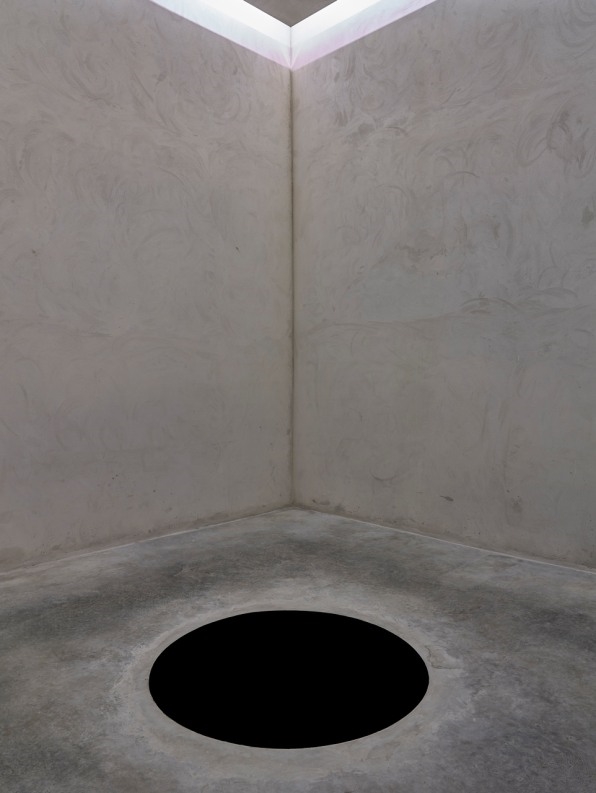 Someone fell into artist Anish Kapoor’s black hole installation | DeviceDaily.com