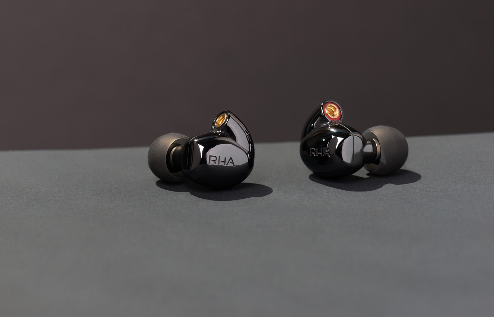 The world's first planar magnetic wireless earphones don't come cheap | DeviceDaily.com