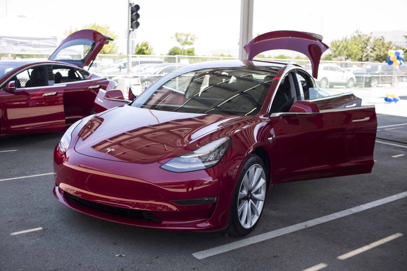 Tesla is hand-delivering the Model 3 to speed up sales | DeviceDaily.com Tesla is hand-delivering the Model 3 to speed up sales | DeviceDaily.com