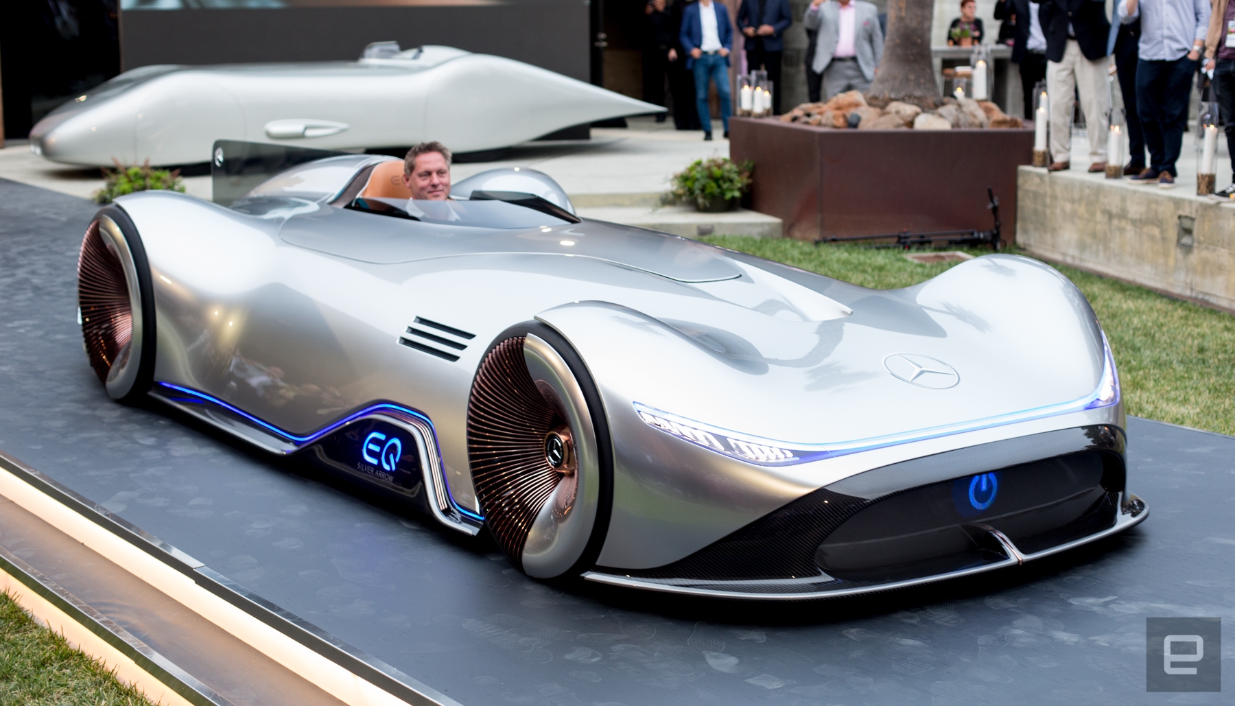 The electric Mercedes-Benz EQ Silver Arrow is retro quick | DeviceDaily.com