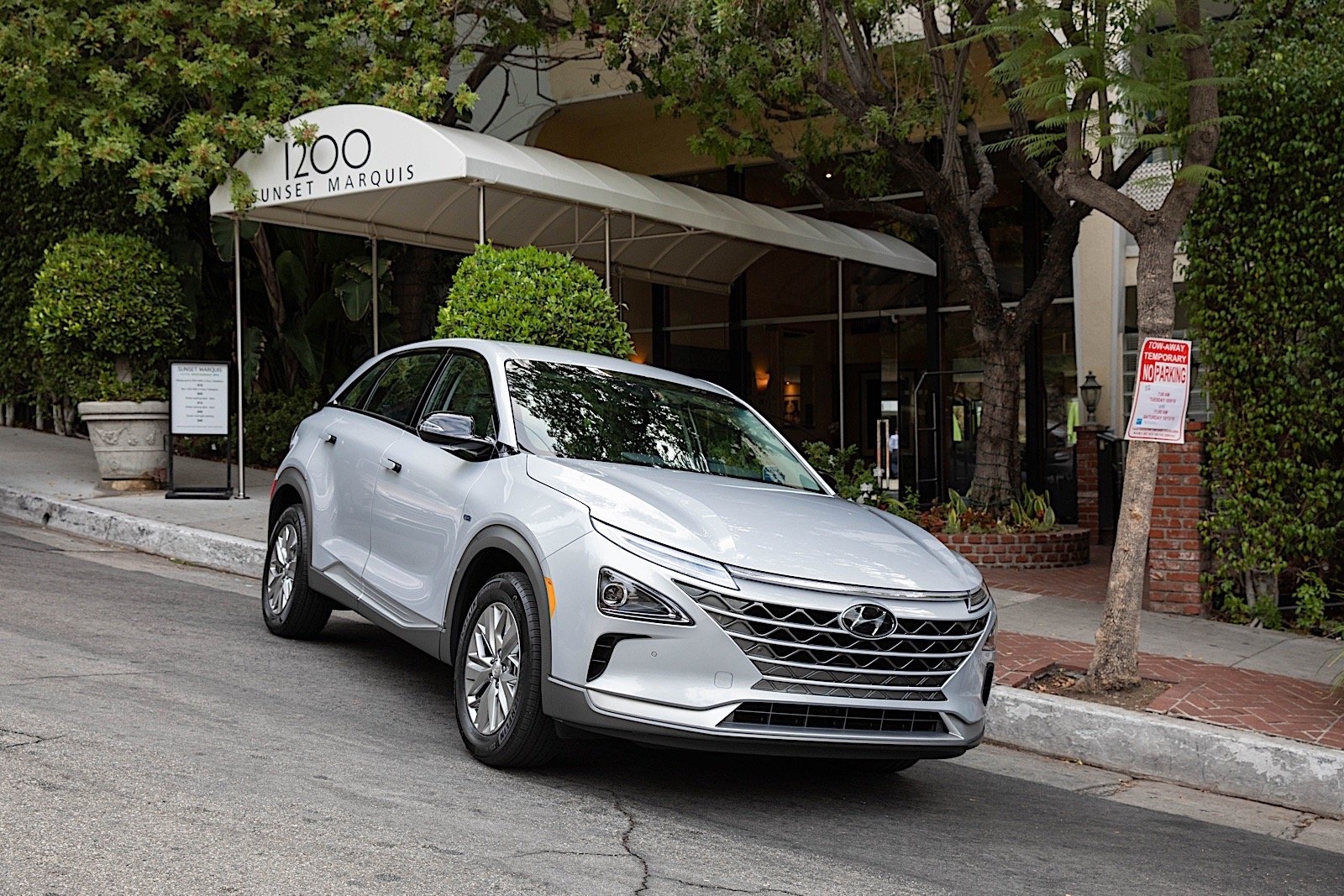 Behind the wheel of Hyundai's Nexo Fuel Cell EV | DeviceDaily.com