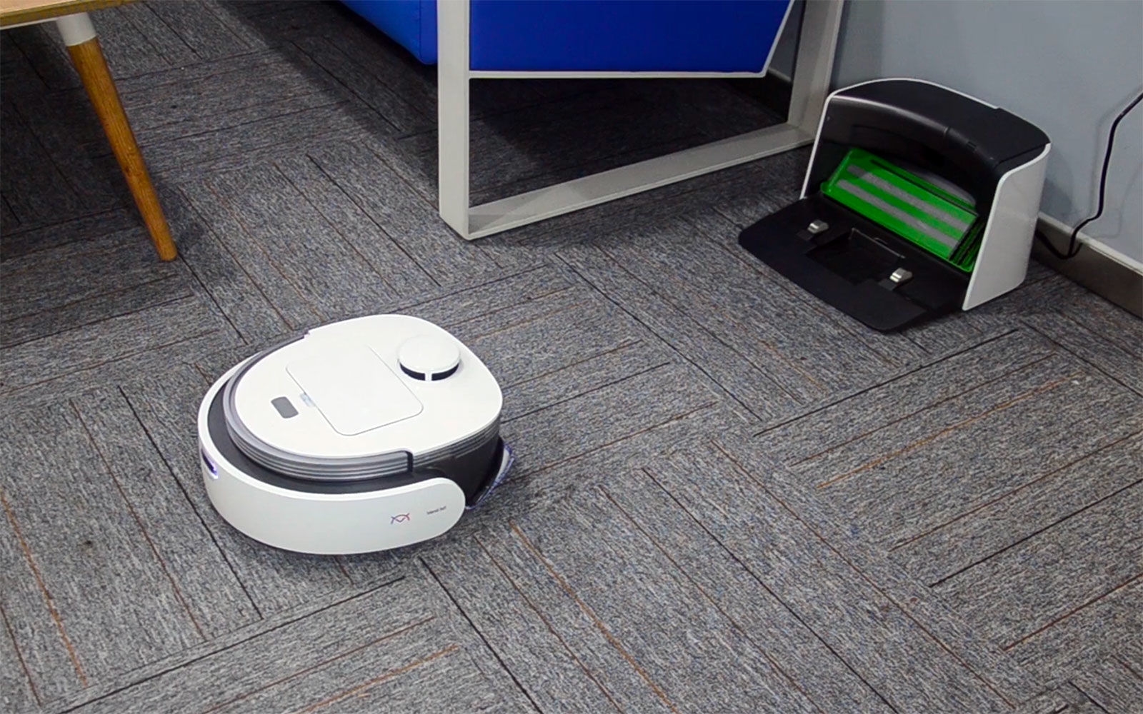 This cleaning robot can clean its own mop and dodge dog poo | DeviceDaily.com