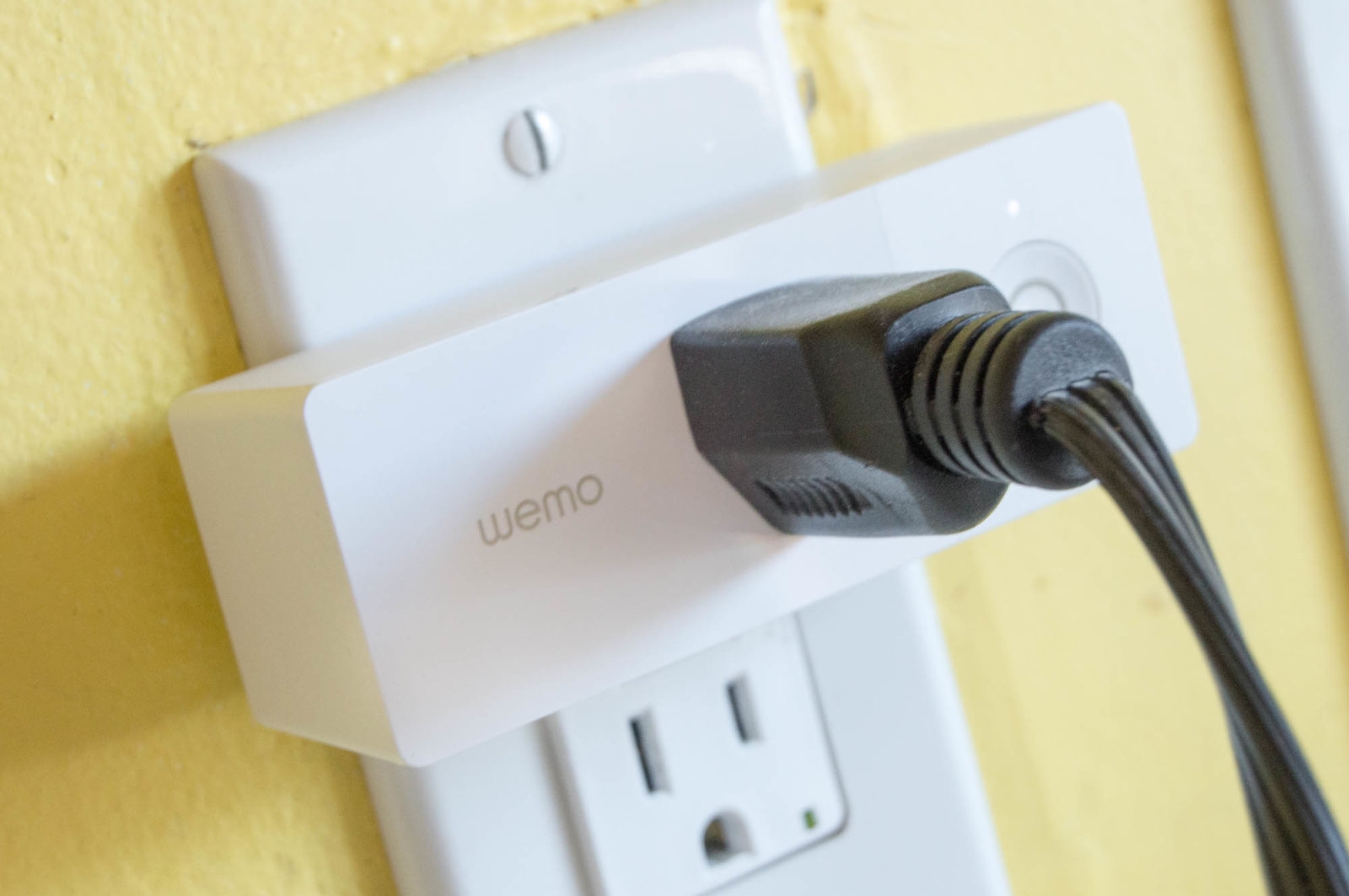 The best plug-in smart outlet | DeviceDaily.com