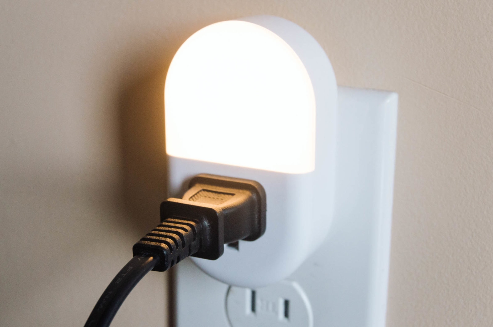 The best plug-in smart outlet | DeviceDaily.com