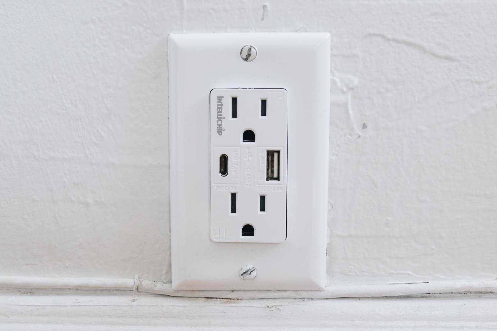 The best travel plug adapter | DeviceDaily.com