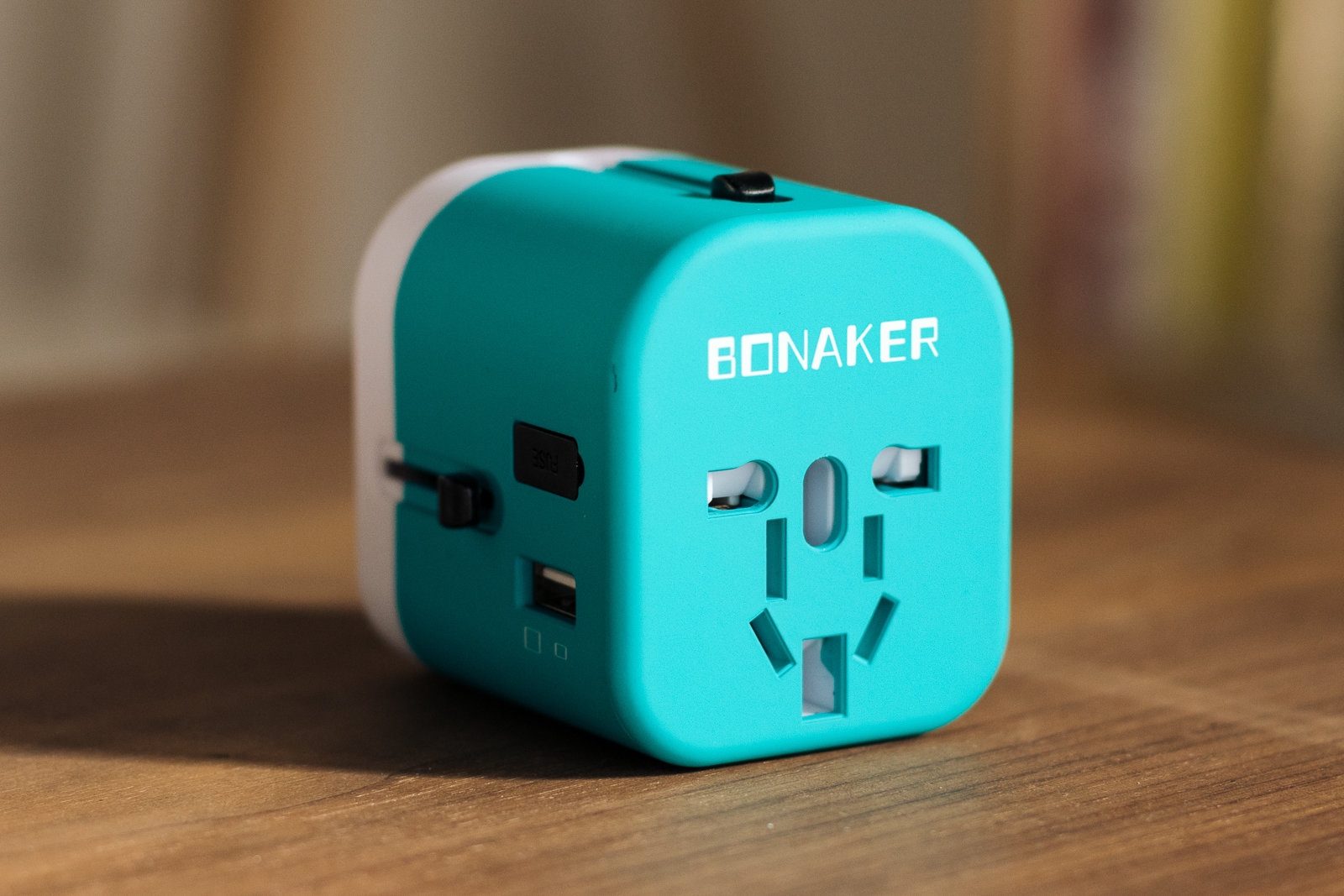 The best travel plug adapter | DeviceDaily.com