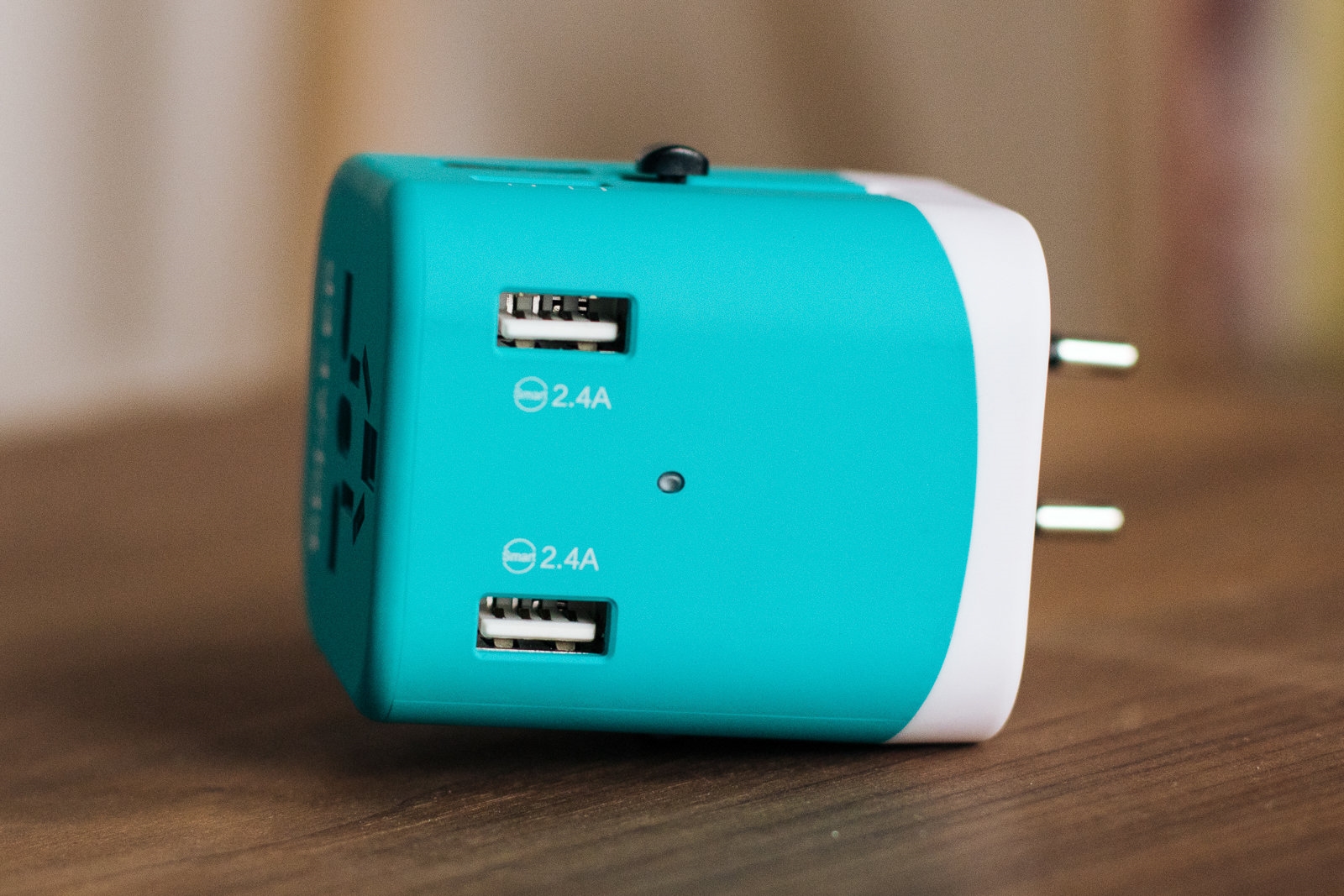 The best travel plug adapter | DeviceDaily.com