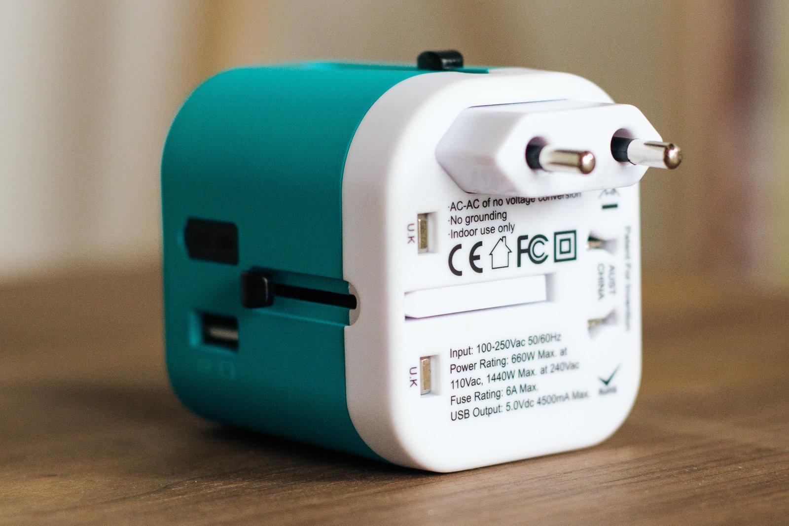 The best travel plug adapter | DeviceDaily.com