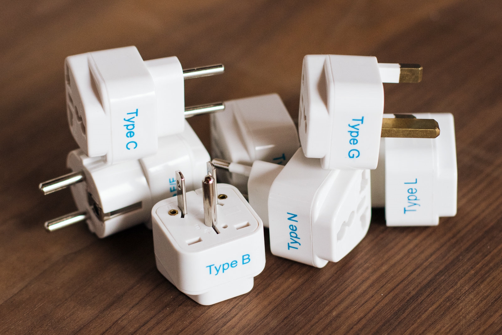 The best travel plug adapter | DeviceDaily.com