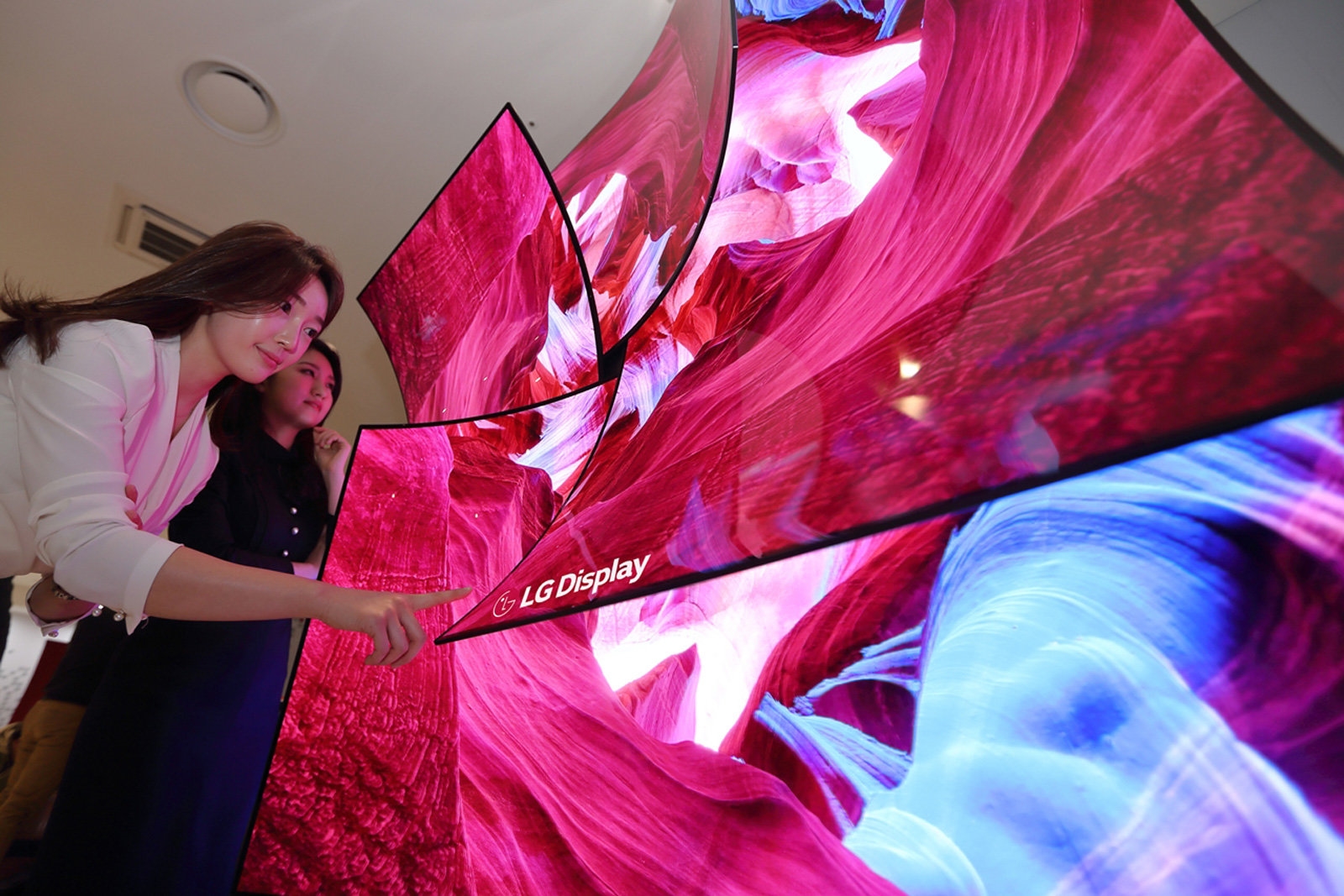 LG Display unveils an 88-inch 8K OLED screen with built-in sound | DeviceDaily.com