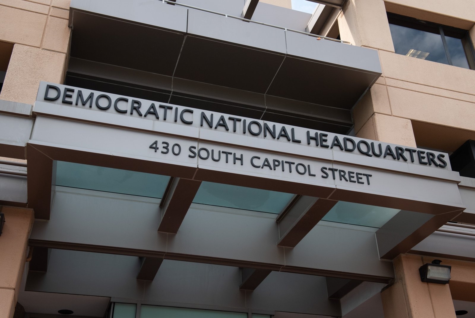 DNC claims Russians launched more phishing attacks after midterms | DeviceDaily.com