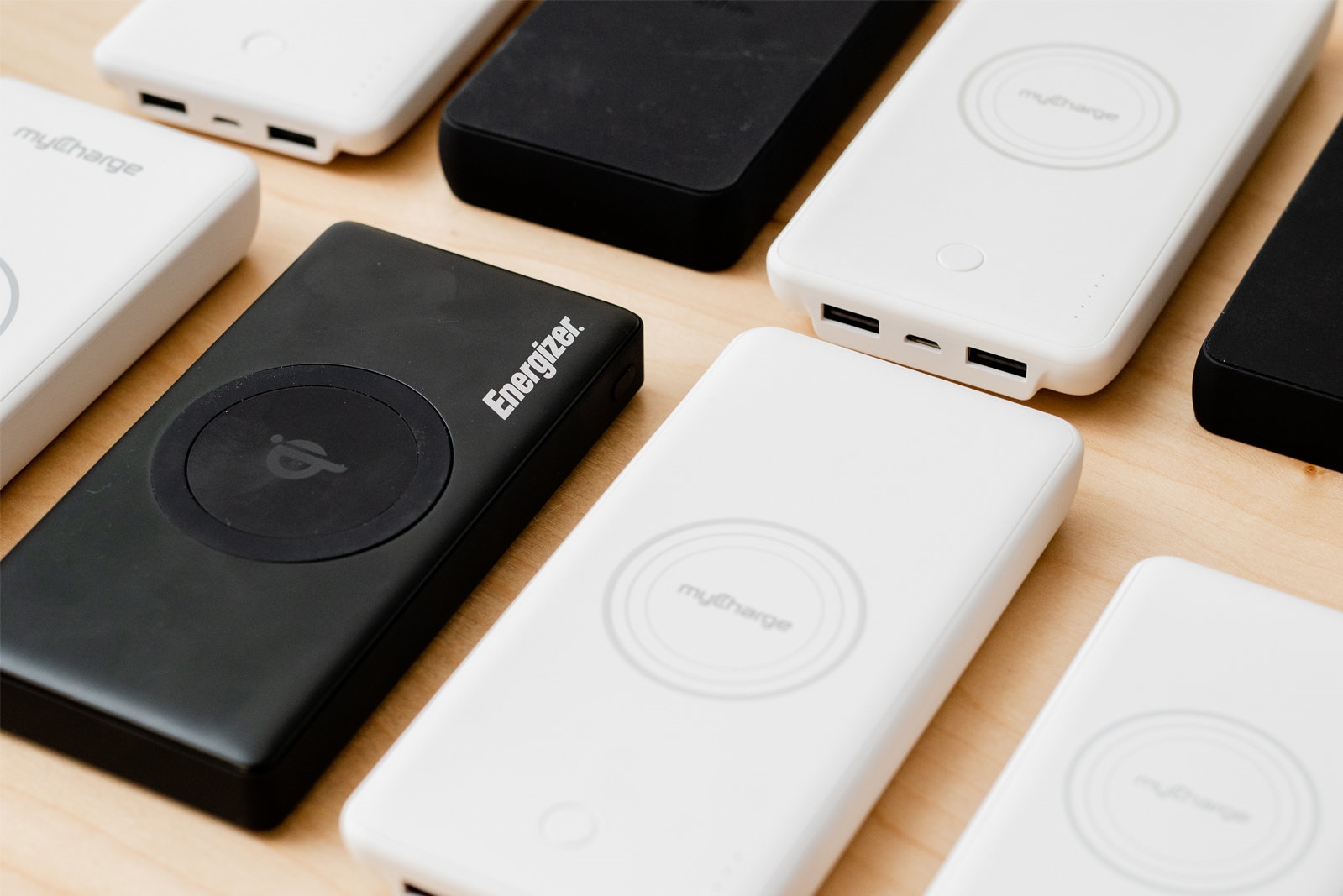 The best Qi wireless charging power banks | DeviceDaily.com