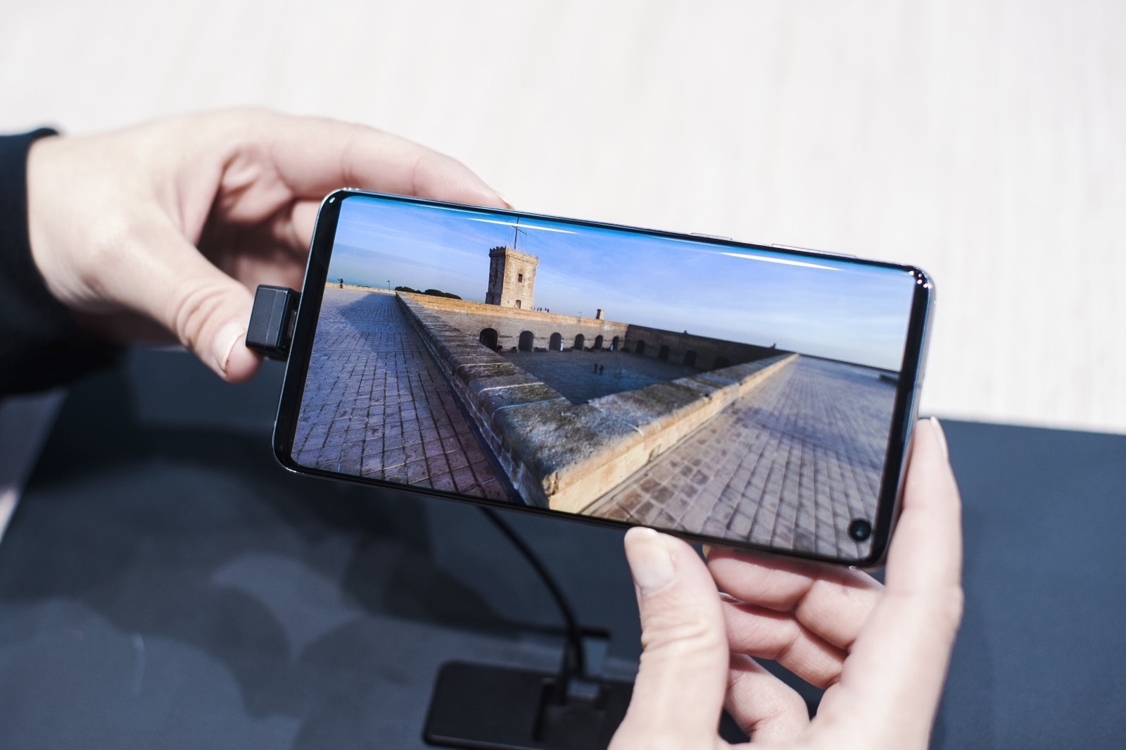 Samsung imagines full-screen phone with a camera hidden under the display | DeviceDaily.com