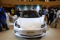 Tesla drops mid-range Model 3 battery option