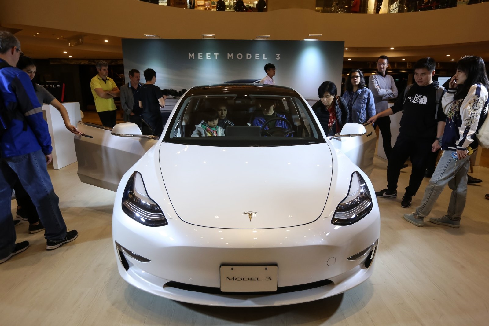 Tesla drops mid-range Model 3 battery option | DeviceDaily.com