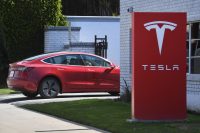 Tesla extends delivery times for base Model 3 by one month