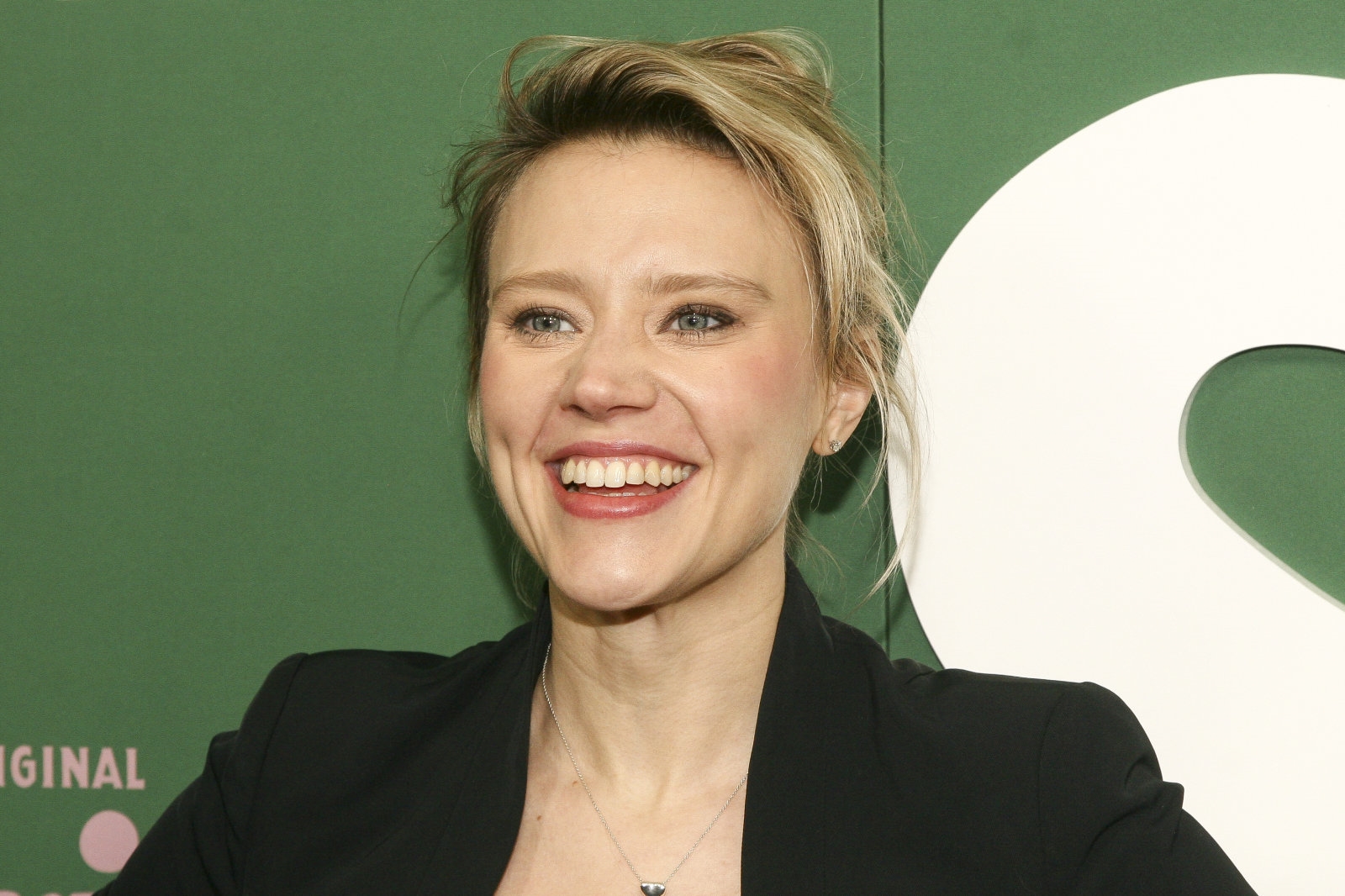 Hulu orders a Theranos miniseries from Kate McKinnon | DeviceDaily.com