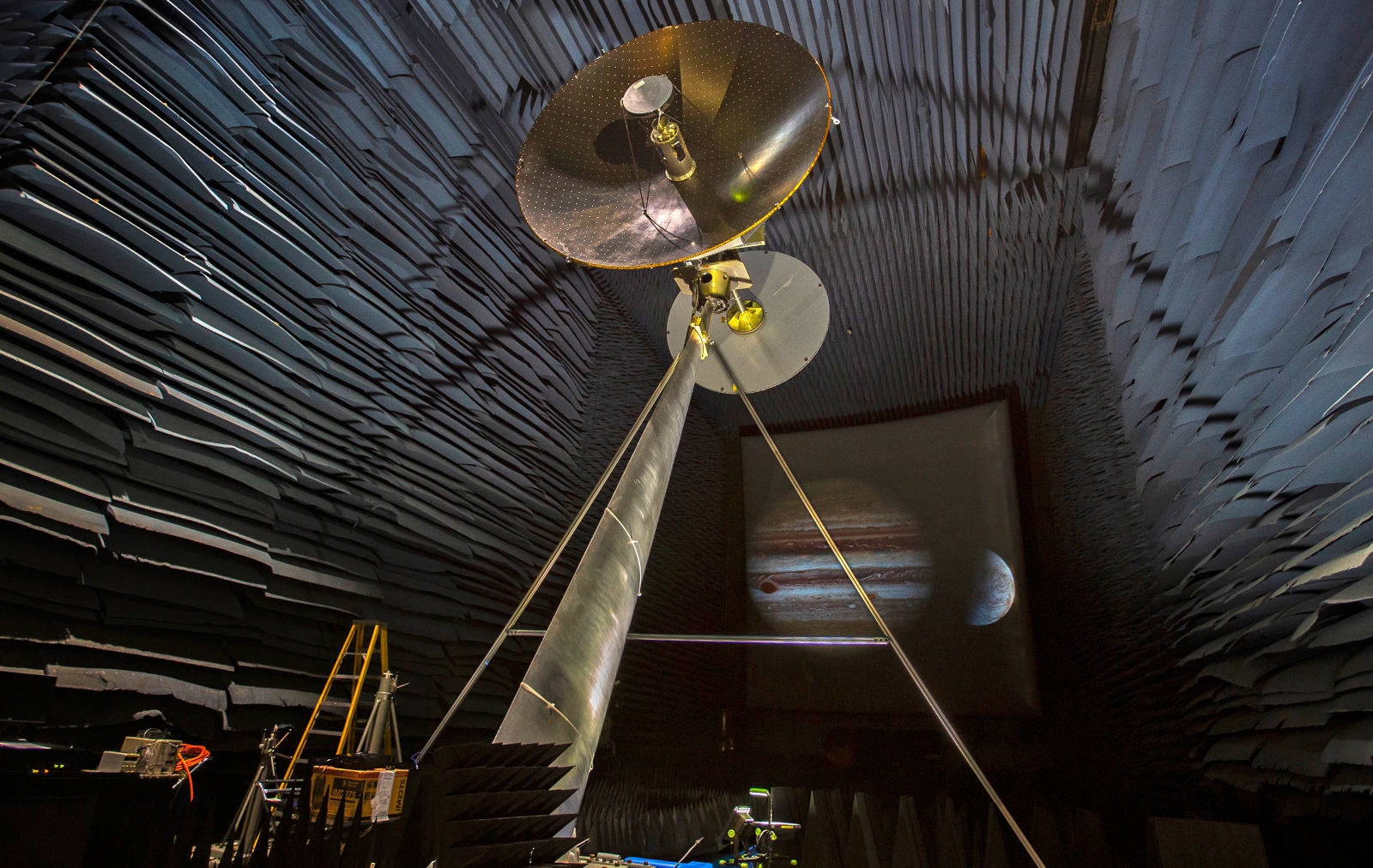 NASA is testing Jupiter moon probe's data-beaming antenna | DeviceDaily.com