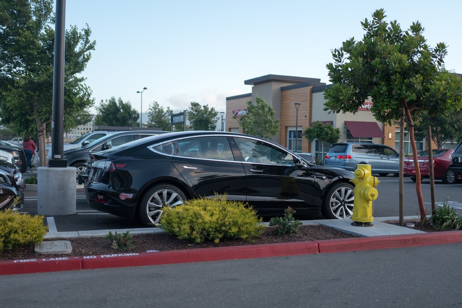 Tesla's parking lot Summon upgrade arrives in the US next week | DeviceDaily.com