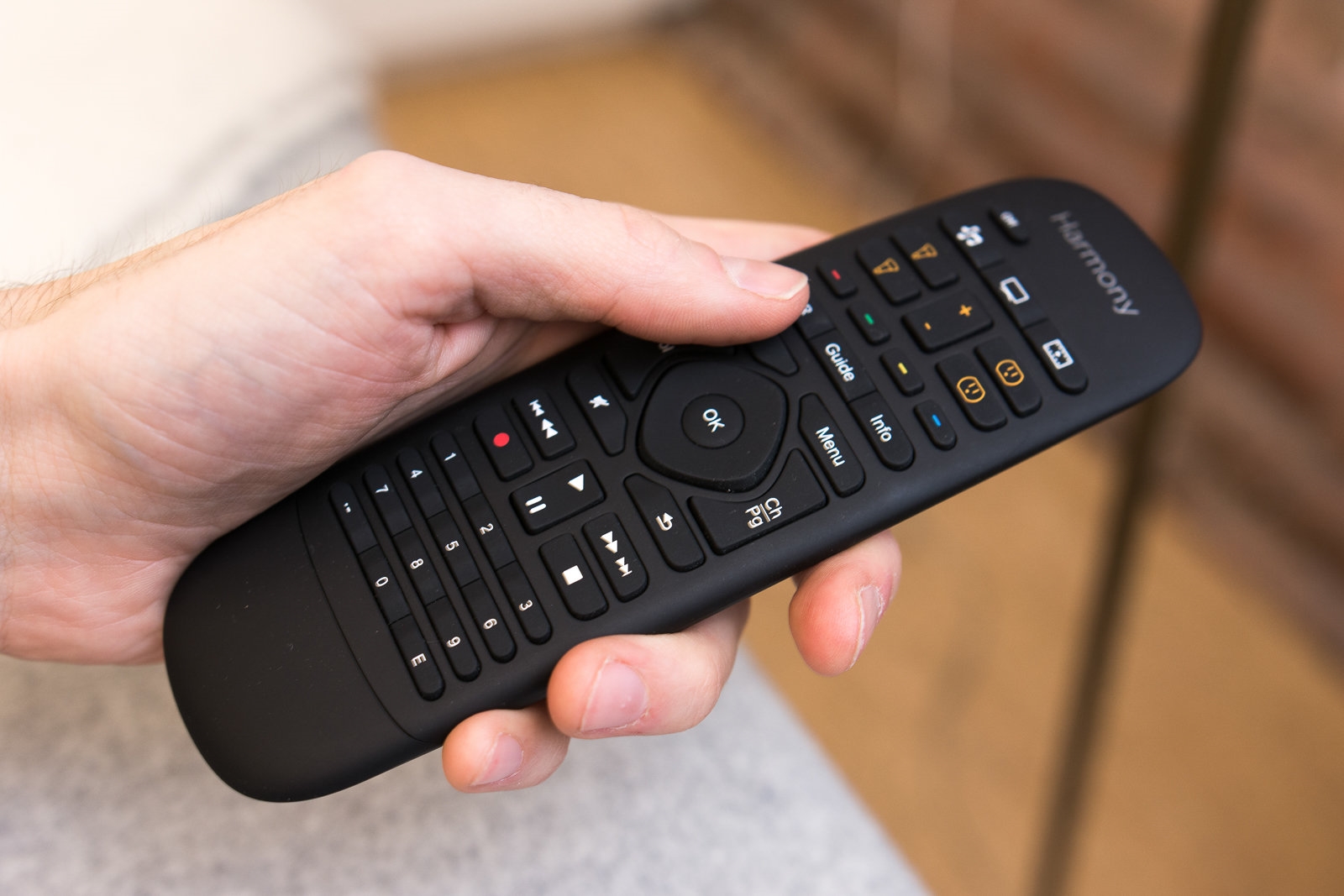 The best universal remote control | DeviceDaily.com