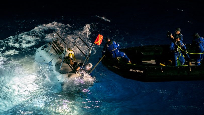 Undersea explorer goes deeper than any solo diver in history and finds plastic | DeviceDaily.com