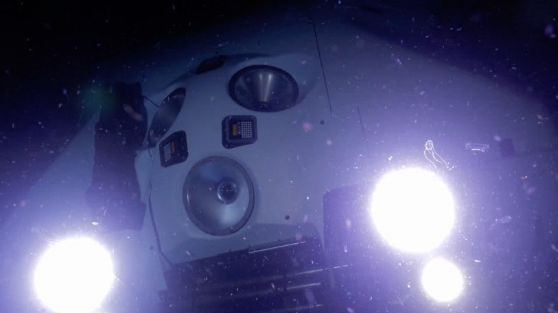 Undersea explorer goes deeper than any solo diver in history and finds plastic | DeviceDaily.com