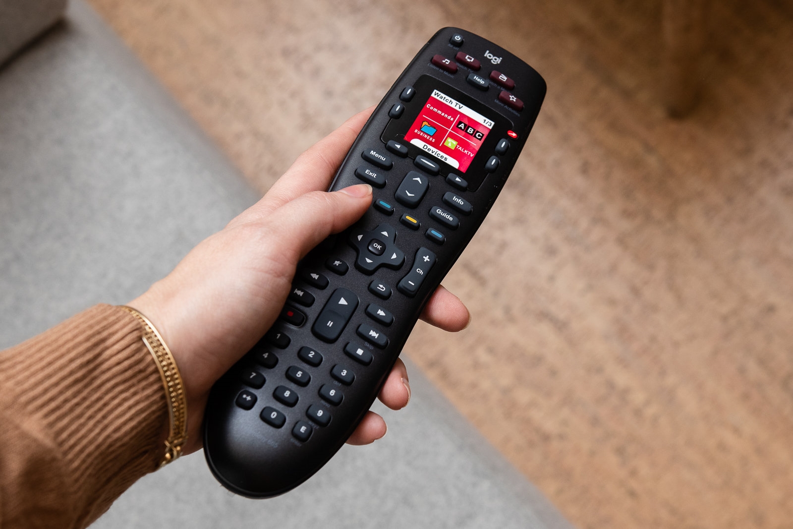 The best universal remote control | DeviceDaily.com