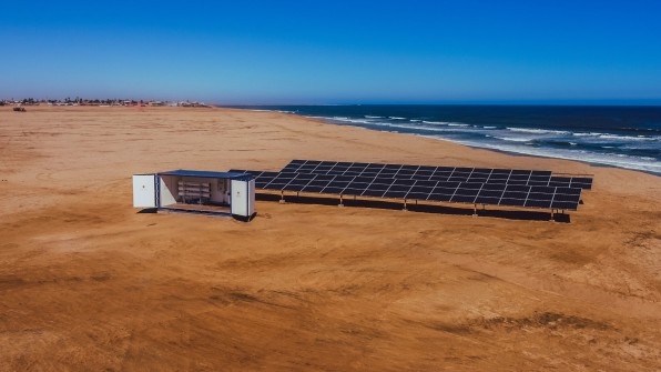 This desalination device delivers cheap, clean water with just solar power | DeviceDaily.com