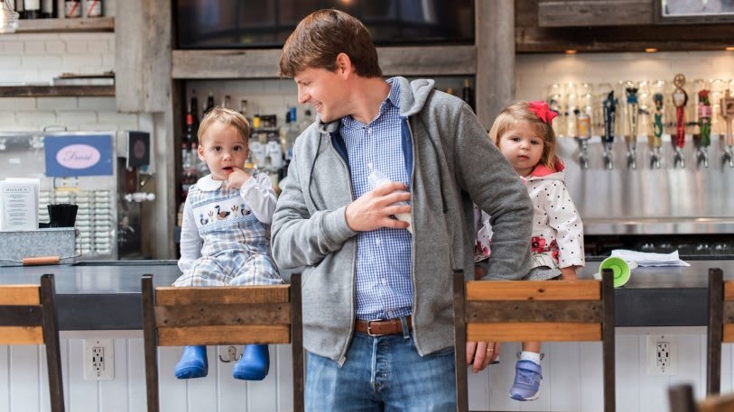 The $95 “Dad Hoodie” has hidden pockets for diapers | DeviceDaily.com