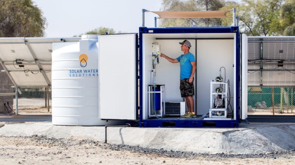 This desalination device delivers cheap, clean water with just solar power | DeviceDaily.com