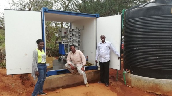 This desalination device delivers cheap, clean water with just solar power | DeviceDaily.com