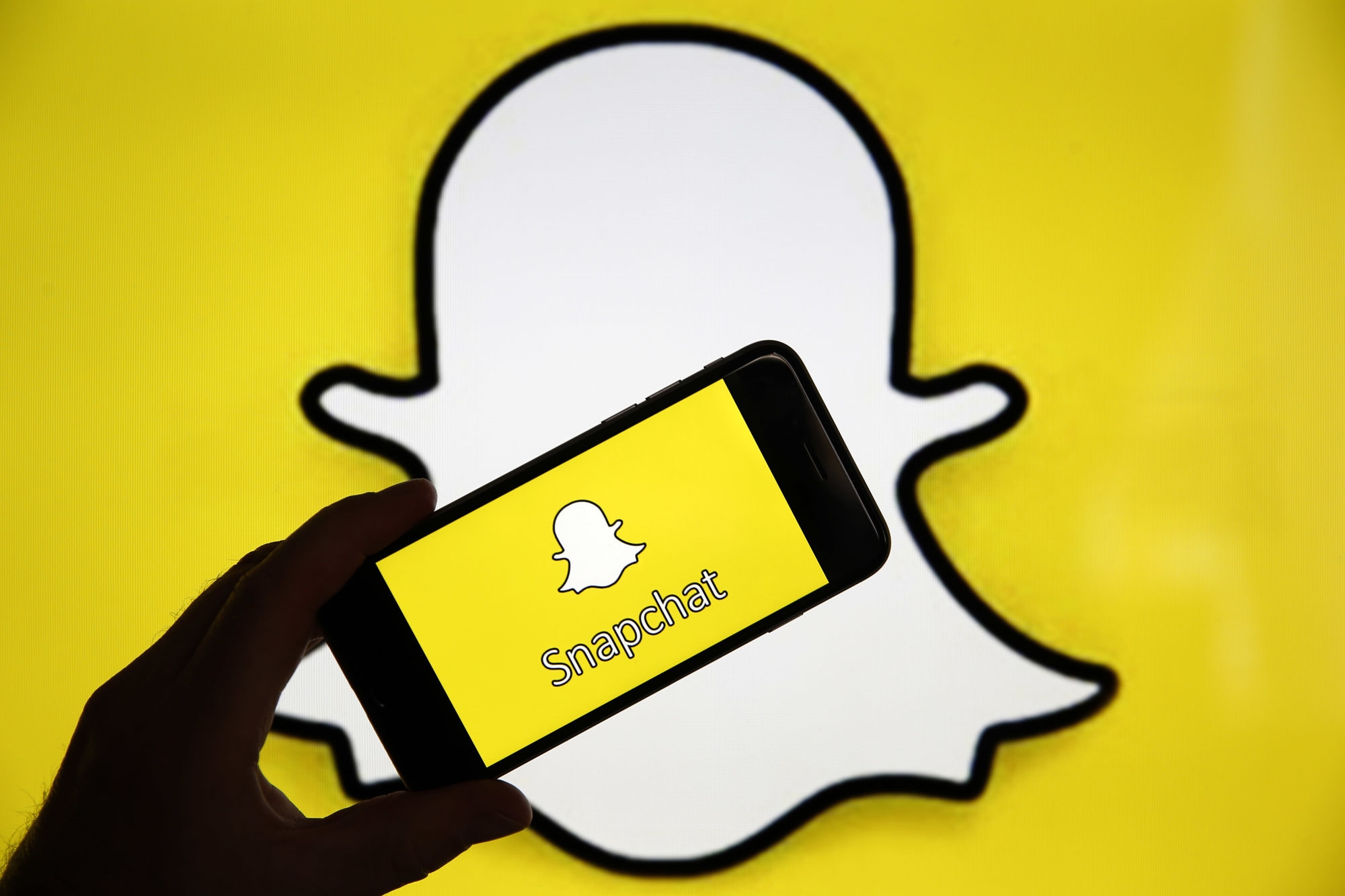 Snapchat employees reportedly snooped on users with 'SnapLion' tool | DeviceDaily.com