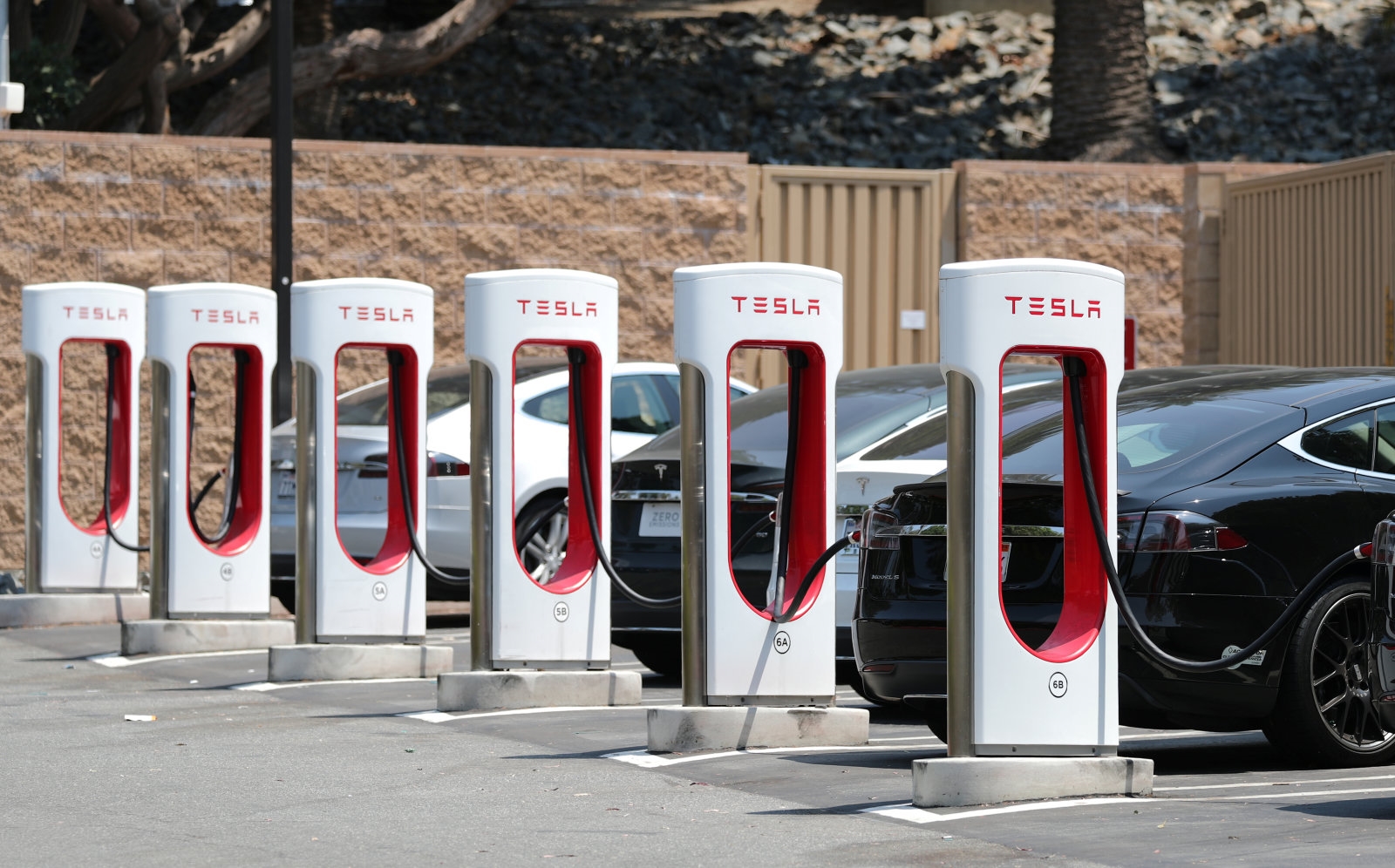 Some Tesla stations now limit Supercharging to 80 percent | DeviceDaily.com