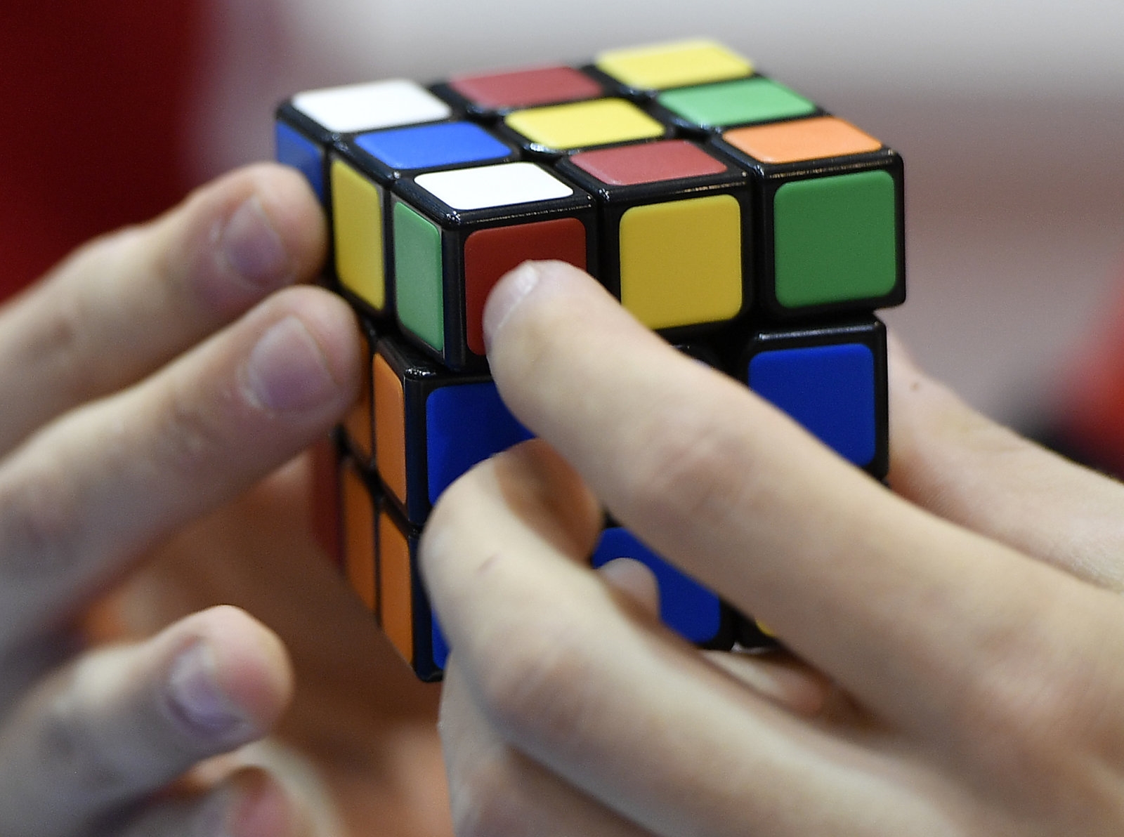 AI learns to solve a Rubik's Cube in 1.2 seconds | DeviceDaily.com