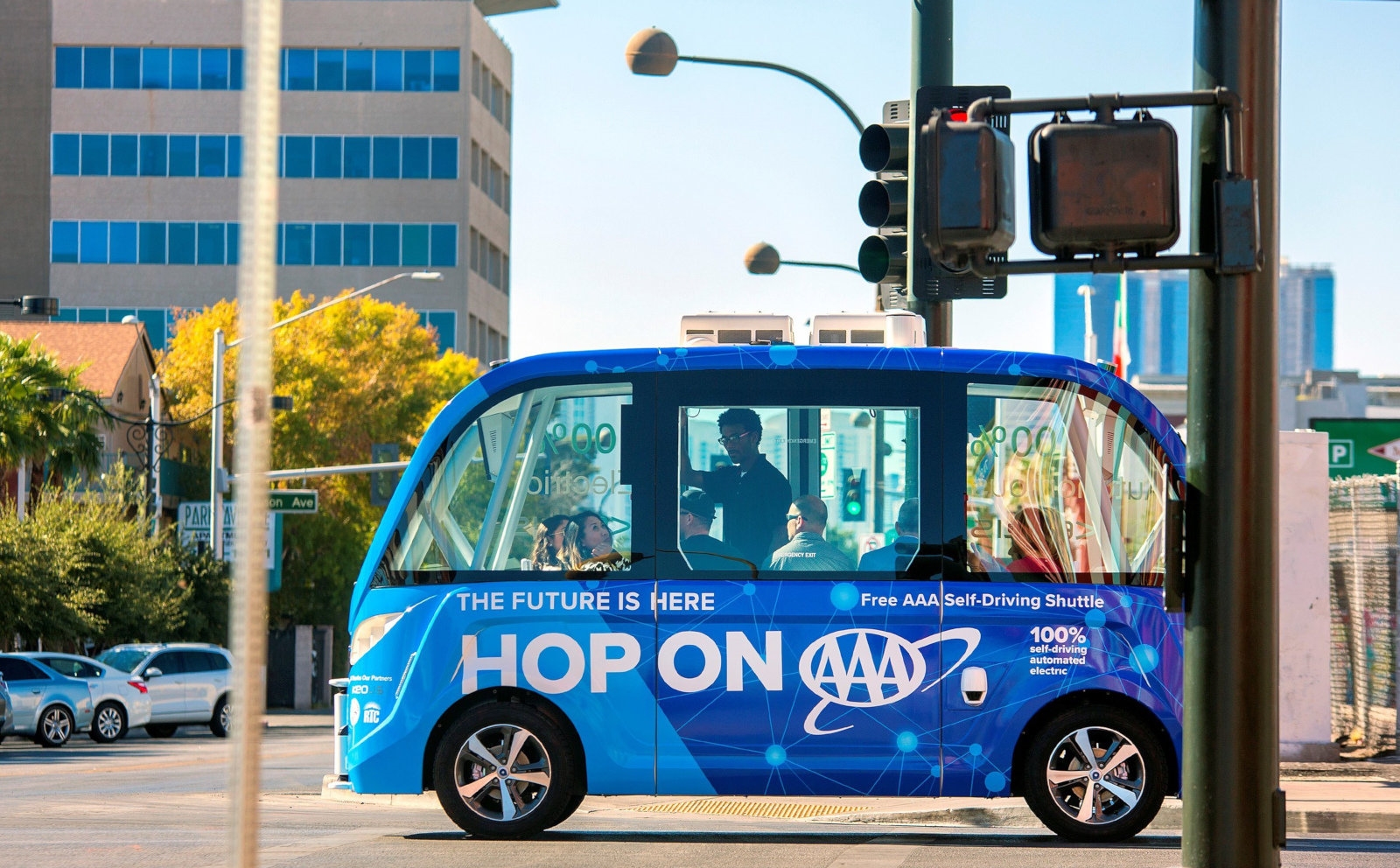 Las Vegas autonomous shuttle crash happened due to lack of manual control | DeviceDaily.com