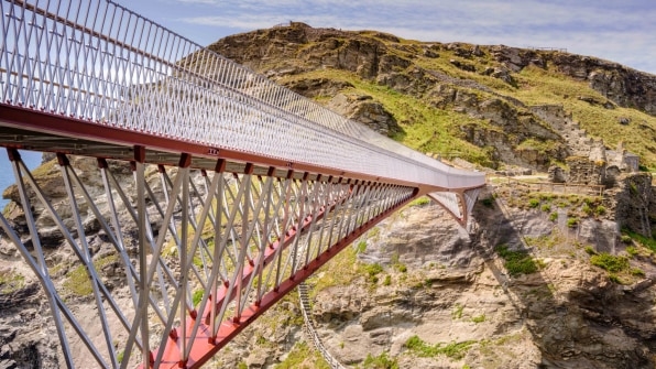 This beautiful but terrifying new footbridge has a gap in the middle | DeviceDaily.com