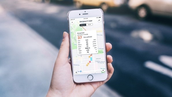 Clip this tiny gadget to your backpack and get real-time reports of the air quality around you | DeviceDaily.com