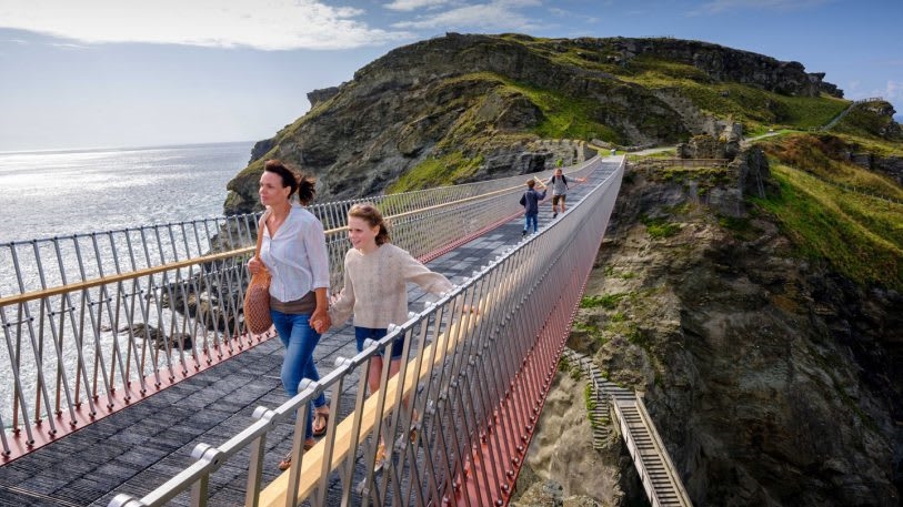 This beautiful but terrifying new footbridge has a gap in the middle | DeviceDaily.com