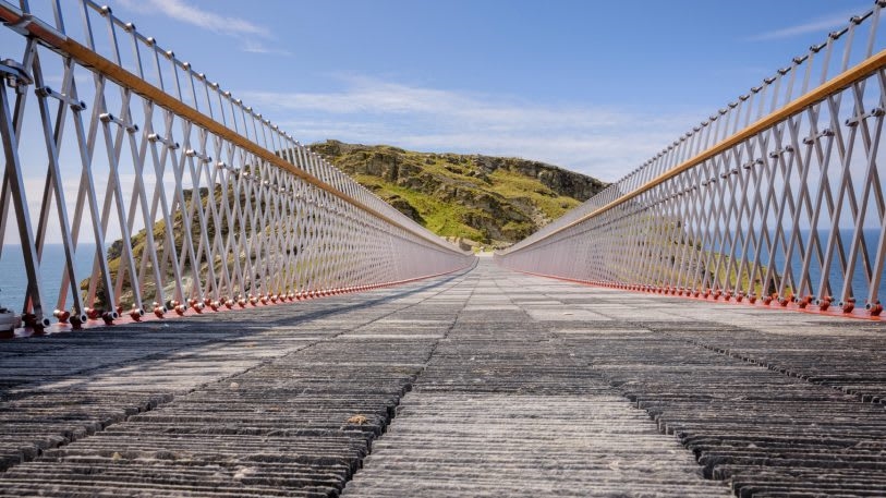 This beautiful but terrifying new footbridge has a gap in the middle | DeviceDaily.com
