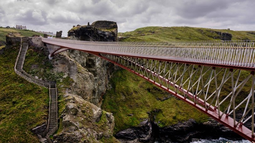 This beautiful but terrifying new footbridge has a gap in the middle | DeviceDaily.com