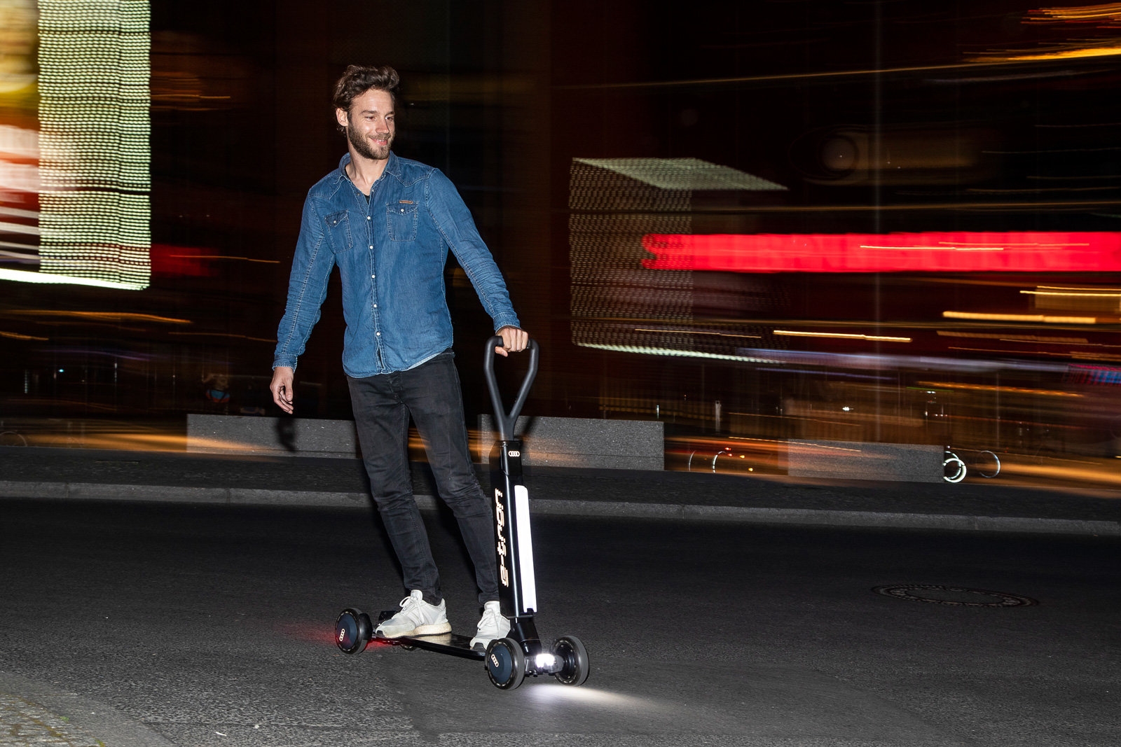 Audi's E-Tron Scooter is a skateboard with a handle | DeviceDaily.com