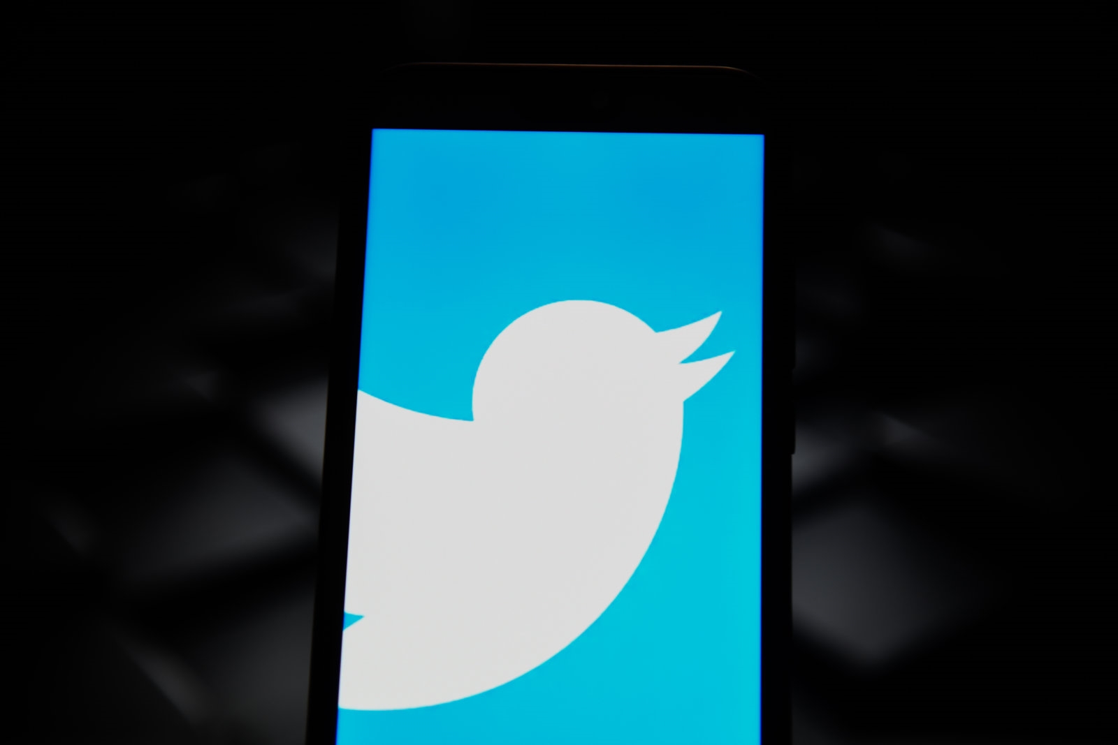 Twitter's latest test lets you follow topics | DeviceDaily.com
