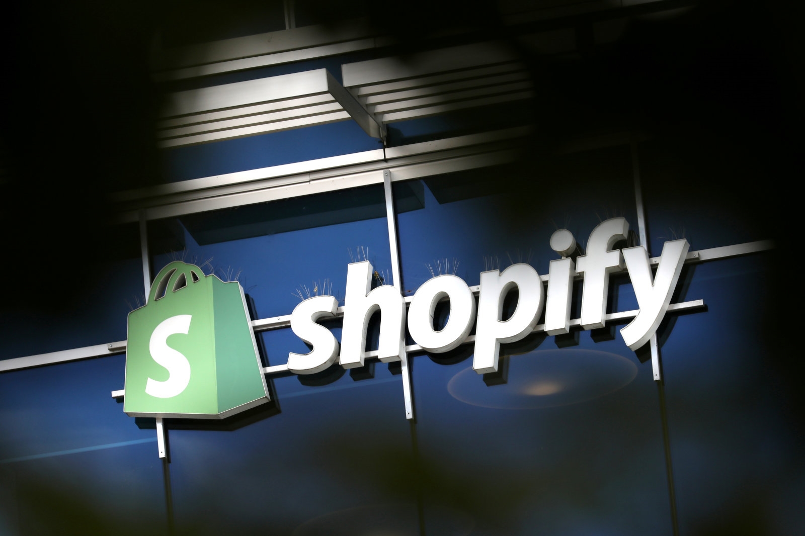 You can chat with Shopify stores from virtually anywhere | DeviceDaily.com