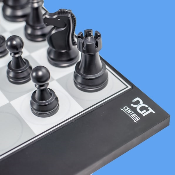 Finally learning chess? This MoMA-endorsed smart board plays you like a person | DeviceDaily.com